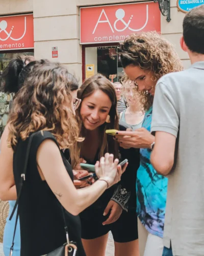 Juego de pistas urbano con múltiples equipos